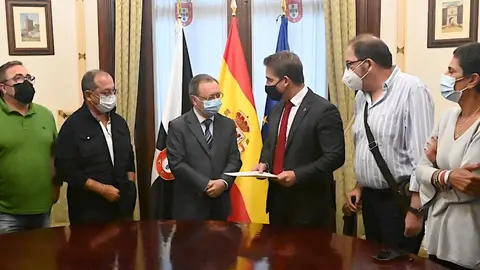 empresarios y sindicatos con vivas 1280