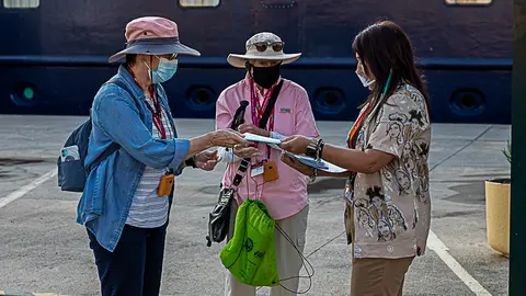 Turistas desembarcan del crucero Clio-1