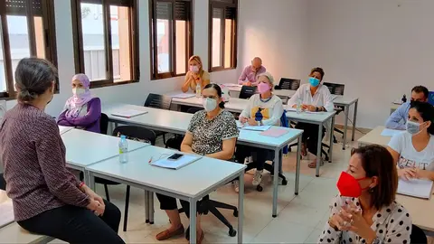 Varias mujeres, durante un curso de formaci&oacute;n