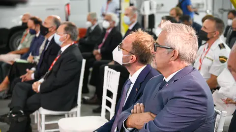 Ronny Moriana, director general de FRS, en primer t&eacute;rmino, junto al resto de autoridades en la inauguraci&oacute;n del 'Levante Jet' a su llegada a Ceuta.