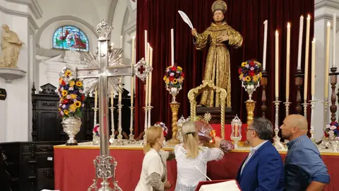 lopez y merelo ofrecen flores a san antonio 2021