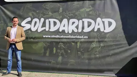 Redondo posa frente a una lona de Solidaridad