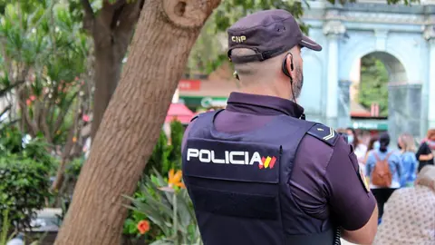 Un polic&iacute;a nacional, de espaldas