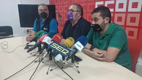 Jos&eacute; antonio Blanco (izqda) junto alos representantes de CCOO