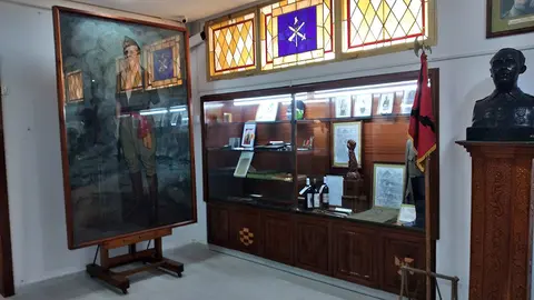 Un retrato de Mill&aacute;n Astray ocupa el lugar de la ikurri&ntilde;a expuesta en el Museo de la Legi&oacute;n