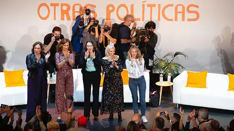 Fatima Hamed, junto a Yolanda D&ntilde;ia, M&oacute;nica Oltra, M&oacute;nica Garc&iacute;a y Ada Colau