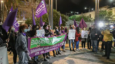 Concentraci&oacute;n de la Plataforma Feminista con motivo del 25N-1