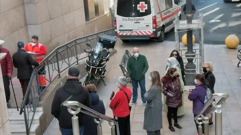 Colas para la vacuna en el punto de vacunaci&oacute;n del Palacio Auton&oacute;mico