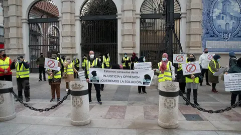 Concentraci&oacute;n de trabajadores transfroterizos frente al Ayuntaiento