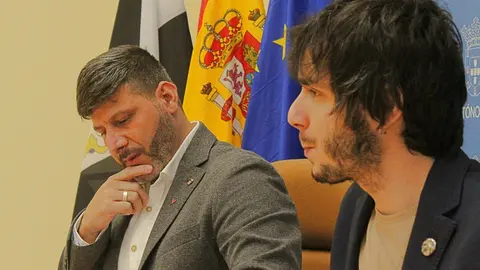 Mohamed Mustafa y Julio Basurco, en la sala de prensa del Palacio Auton&oacute;mico