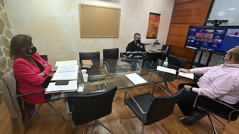 Mabel Deu junto a sus asesores en la sectorial_1
