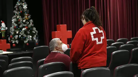 Un paciente y una t&eacute;cnico de Cruz Roja en el Punto de Vacunaci&oacute;n del Palacio Auton&oacute;mico 