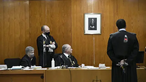 Los magistrados de la Sala de la ASudiencia Provincial esperan durante la paralikzaci&oacute;n de la vista por problemas t&eacute;cnicos