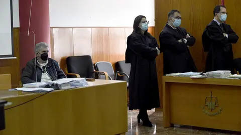 El acusado, junto a los abogados de la defensa y la acusaci&oacute;n particular, escuchan una declaraci&oacute;n por videoconferencia