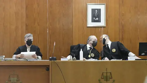 Mesa del TRibunal presidido por Fernando Tes&oacute;n, en el centro