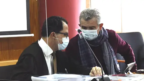 El ex docente de los Agustinos, conocidop port sus alumnos como don Alberto, habla con su abogado durante la vista