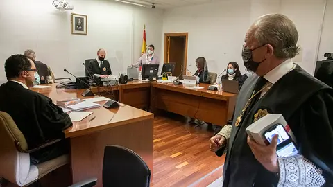 El Juez Tes&oacute;n llega a la sala para reanudar la vista