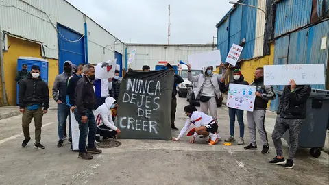 Protesta d los acogidos en las naves del Tarajal