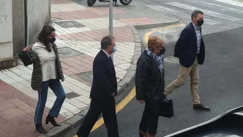 Dunia Mohamed, Juan Vivas y Carolina P&eacute;rez, este viernes camino del juzgado