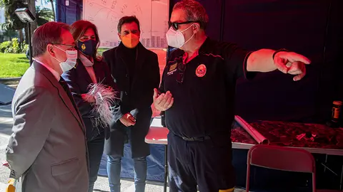 Juan Vivas, Mabel Deu y V&iacute;ctor R&iacute;os con el jefe de Bomberos