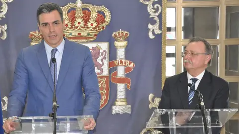 Pedro S&aacute;nchez con Juan Vivas, en Ceuta.
