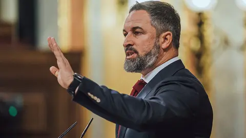 Santiago Abascal en su turno de r&eacute;plica a S&aacute;nchez, brazo en alto en una imagen cedida por Vox