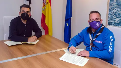 El vicepresidente segundo y consejero de Educaci&oacute;n y Cultura, Carlos Rontom&eacute;, y el presidente de la Asociaci&oacute;n cultural Asde Scouts Omaha de Ceuta, Jes&uacute;s Mart&iacute;n