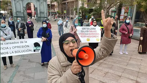 Concentraci&oacute;n de trabajadoras transfronterizas en la Plaza de los Reyes