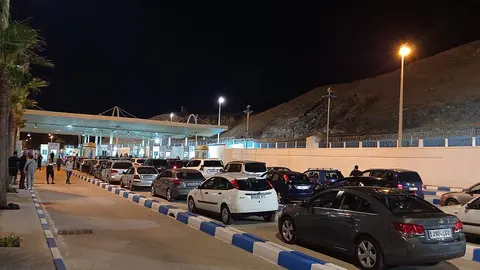 Colas de veh&iacute;culos en Bab Sebta