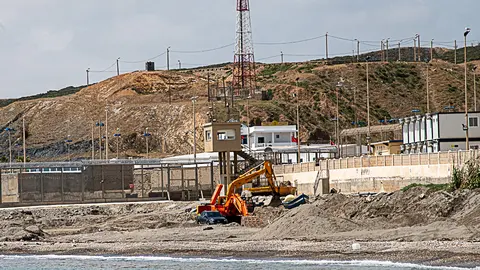 Trasvase de arena de la playa de la frontera.
