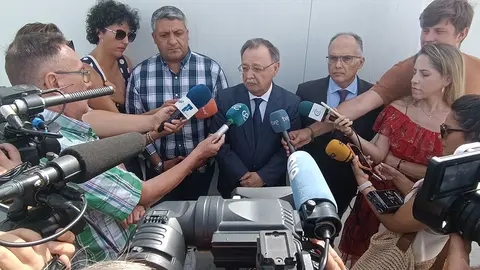 Juan Vivas atiende a los medios, este martes en Pozo Rayo