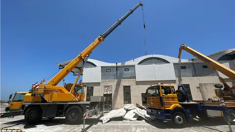 Obras en la cubierta de la pasarela de embarque de la Estaci&oacute;n Mar&iacute;tima