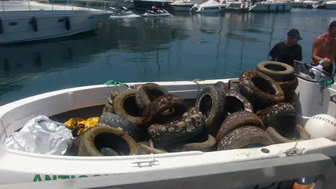 Neum&aacute;ticos recogidos en el fondo del mar frente a las costas de Ceuta