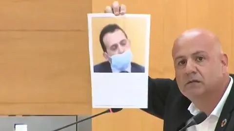 Juan Guti&eacute;rrez muestra una fotograf&iacute;ade Juan Sergio Redondo (Vox) durmiendo durante una sesi&oacute;n plenaria