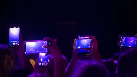 Tel&eacute;fonos m&oacute;viles durante un concierto