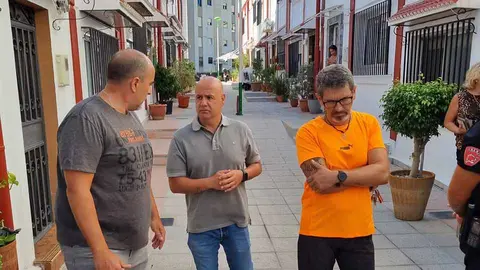 Juan Guti&eacute;rrez conversa con  los representantes vecinales de Loma del Pez