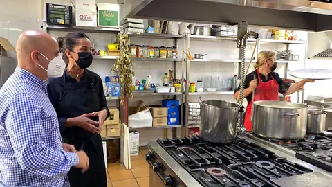 Juan Guti&eacute;rrez, durante su visita a la Residencia de Mayores Nuestra Se&ntilde;ora de &Aacute;frica