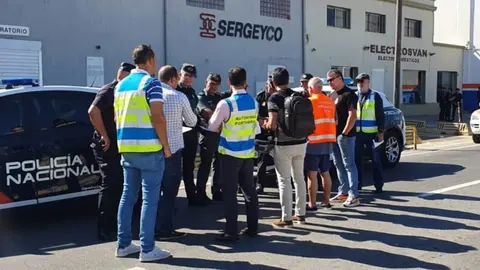 Varios integrantes del operativo de la OPE, en la zona portuaria