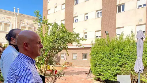 Juan Guti&eacute;rrez y Adil Mohamed, frente a la Residencia de Mayores
