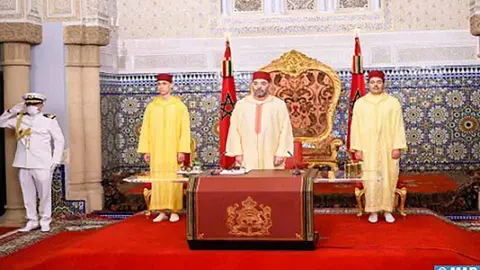 Mohamed VI, junto a su hijo (izda.) en una imagen de escasa calidad de la Agencia Oficial MAP