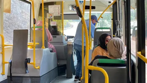 Un autob&uacute;s de la l&iacute;nea 4, a su paso por El Pr&iacute;ncipe