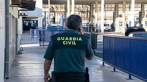 Un agente de la Guardia Civil, en la frontera de El Tarajal