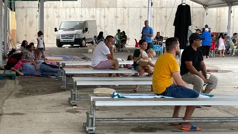 Numerosos viajeros, en la zona de embarque del puerto