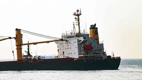 El granelero OS 35, en aguas del estrecho de Gibraltar