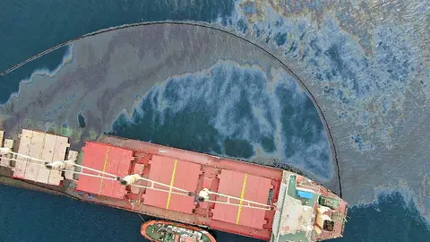Vertido de fuel del OS35. Foto Gobierno de Gibraltar