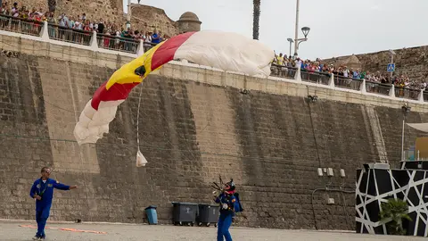 Exhibici&oacute;n de los paracaidistas de la PAPEA con motivo del Dia de Ceuta-9