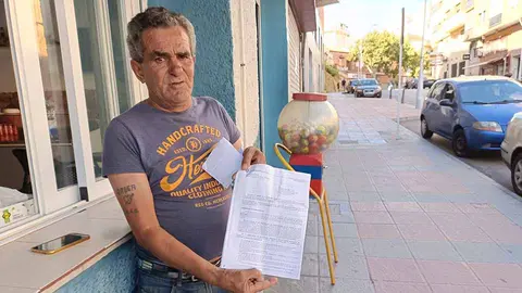 Mohamed muestra la orden de desalojo del hostal de realojamiento temporal