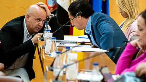Guti&eacute;rrez y Hern&aacute;ndez conversan en un aPLeno