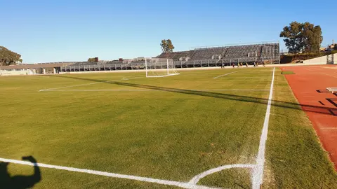 Pista de atletismo pintada para acoger los partidos de la AD Ceuta