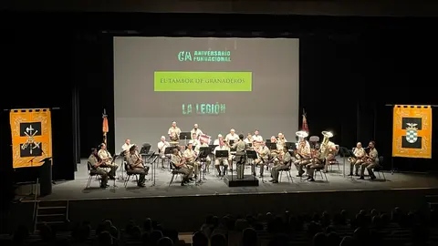 Varios miembros de la Unidad de M&uacute;sica de la COMGECEU, sobre el escenario del Teatro Auditorio del Revell&iacute;n